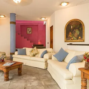Casa La Columna Bed & Breakfast